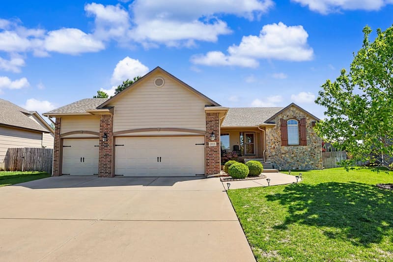 2113 N Walnut Creek Dr, Derby