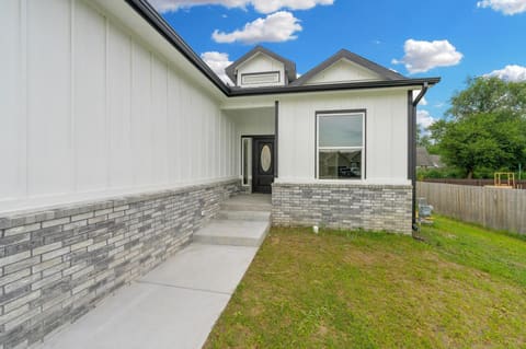 443 E Karla, Haysville, KS, 67060 photo 3