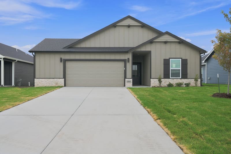 1562 N Emerald Valley Dr, Mulvane