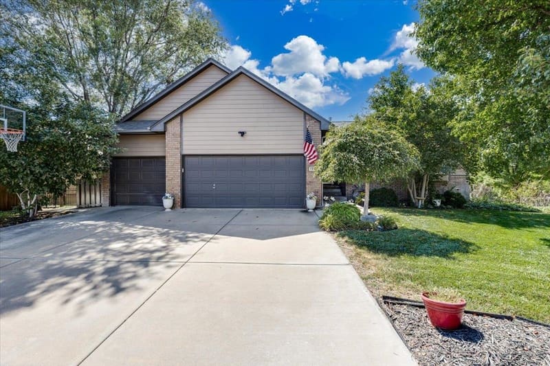 1309 S Summit Cir, Derby