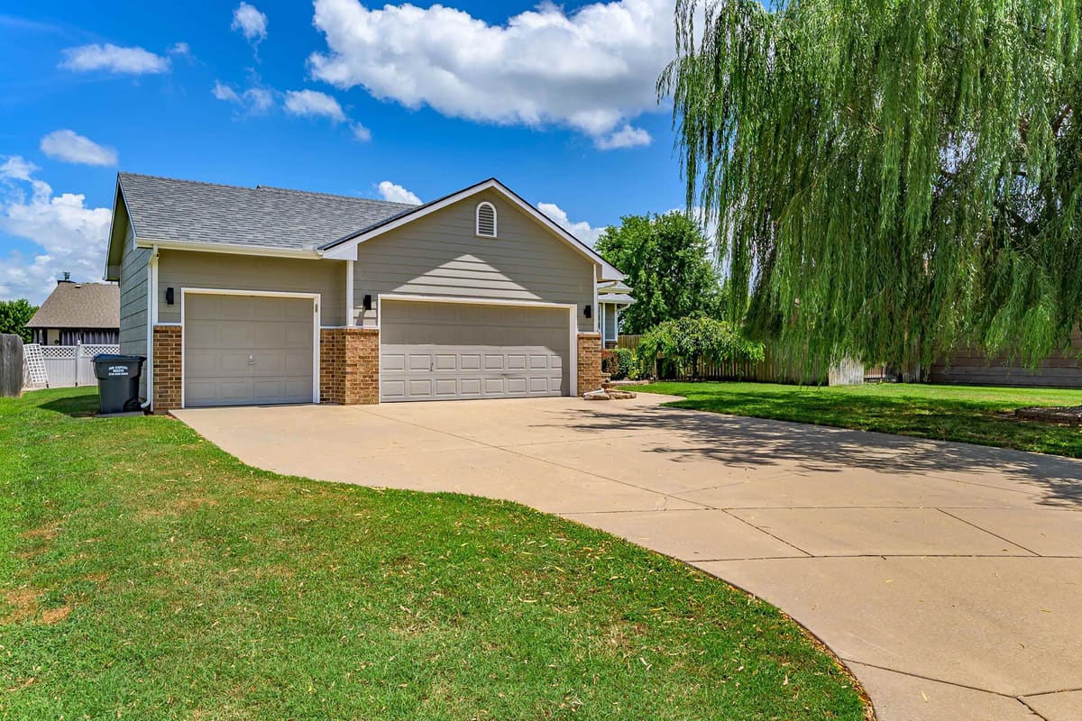 932 E Peach Ct, Haysville, KS, 67060