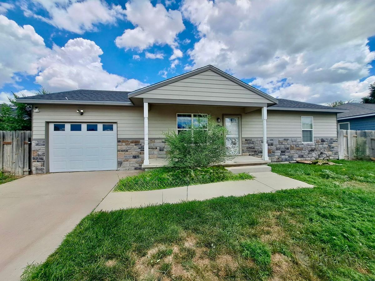 102A Henderson, Holcomb, KS, 67851