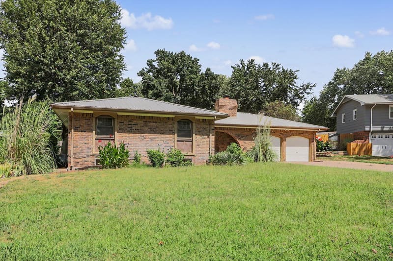 1306 E Brookfield Lane, Derby
