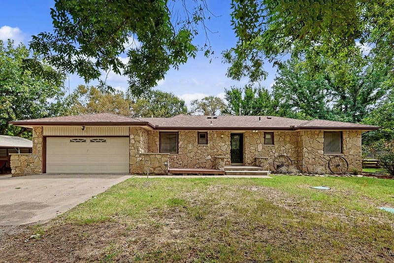 1404 N Greenwich Rd, Mulvane