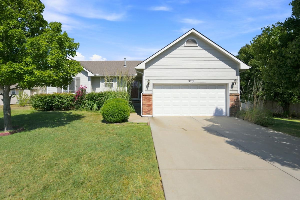 325 N Clay Circle, Wichita, KS, 67206
