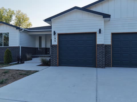 195 S Arbor Valley Way, Valley Center, KS, 67147 photo 2