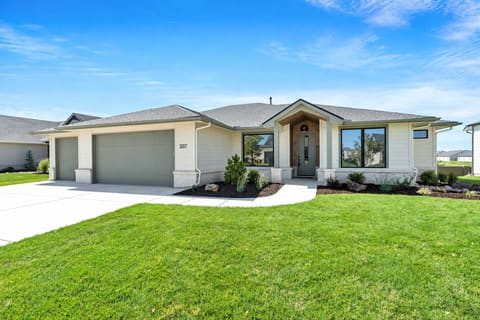 3137 Pine Grove Cir, Wichita, KS, 67205 photo 2