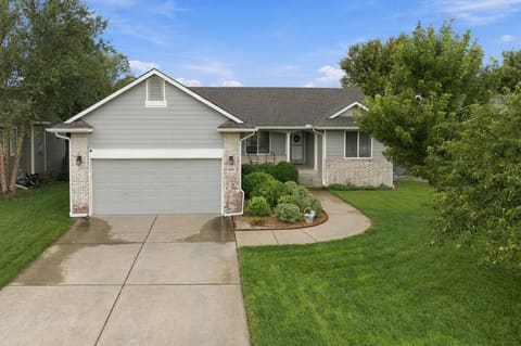 10701 W Lamp Cir, Wichita, KS, 67215 photo 2