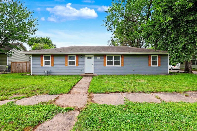 221 W Main, Mount Hope