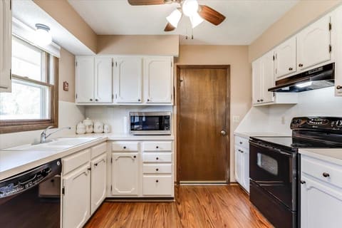 1105 N Hazelwood Ln, Wichita, KS, 67212 photo 8
