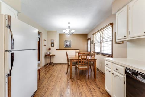 1105 N Hazelwood Ln, Wichita, KS, 67212 photo 9