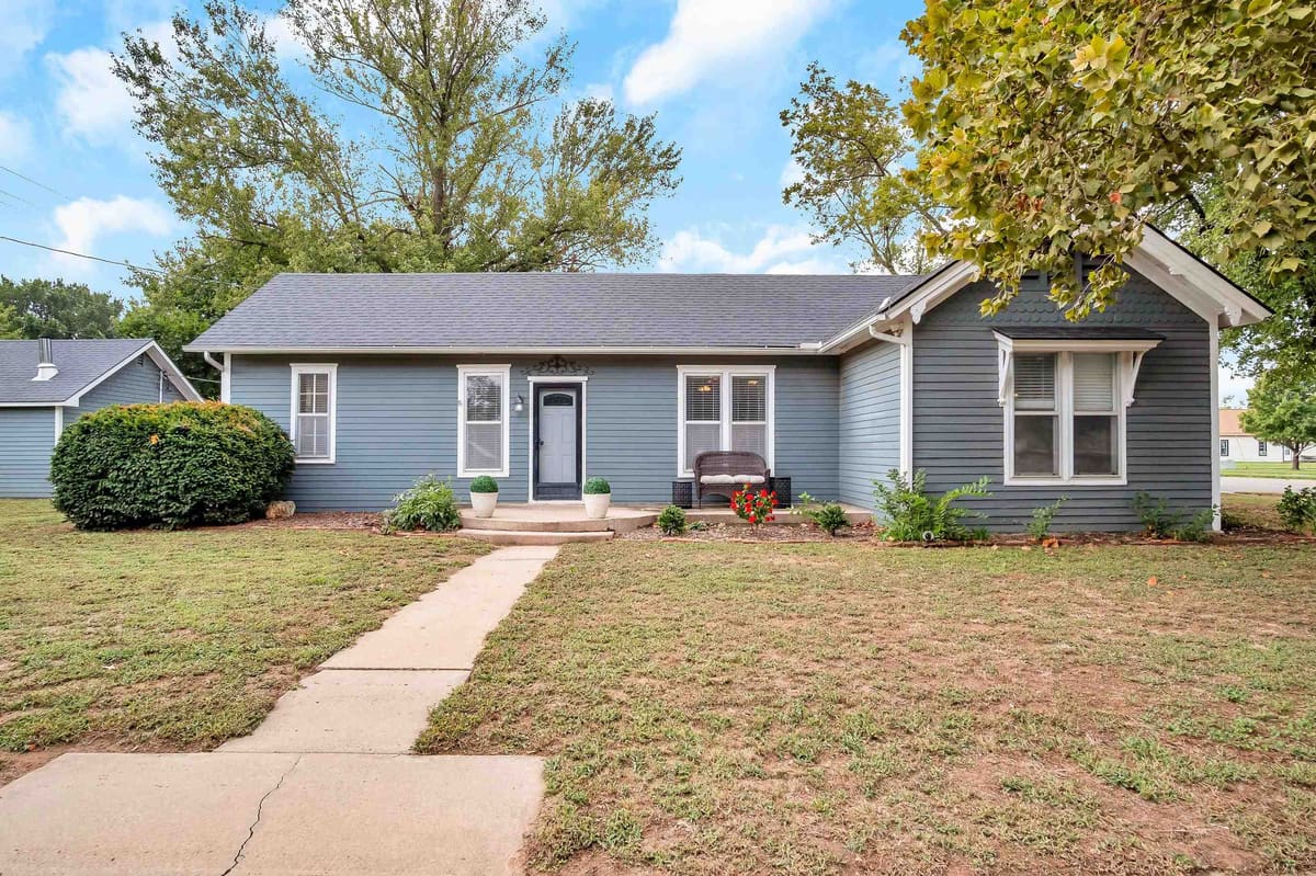 404 S Ohio St, Mount Hope, KS, 67108