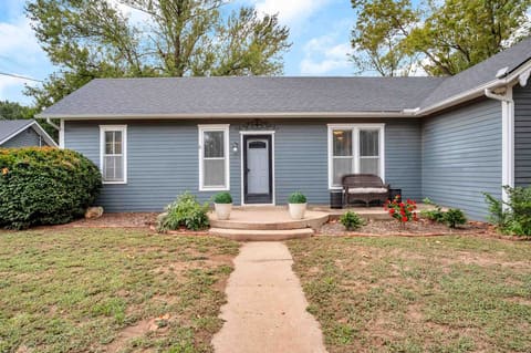 404 S Ohio St, Mount Hope, KS, 67108 photo 2