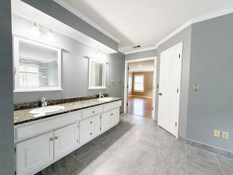 6836 Glenwood St, Overland Park, KS, 66204 photo 23