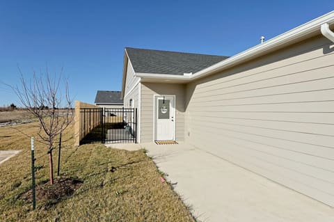 3821-3823 S Bluelake Ct, Wichita, KS, 67215 photo 2