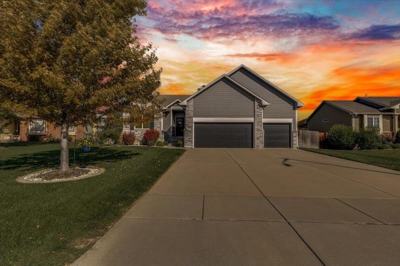 3213 S Bluelake Ct, Wichita