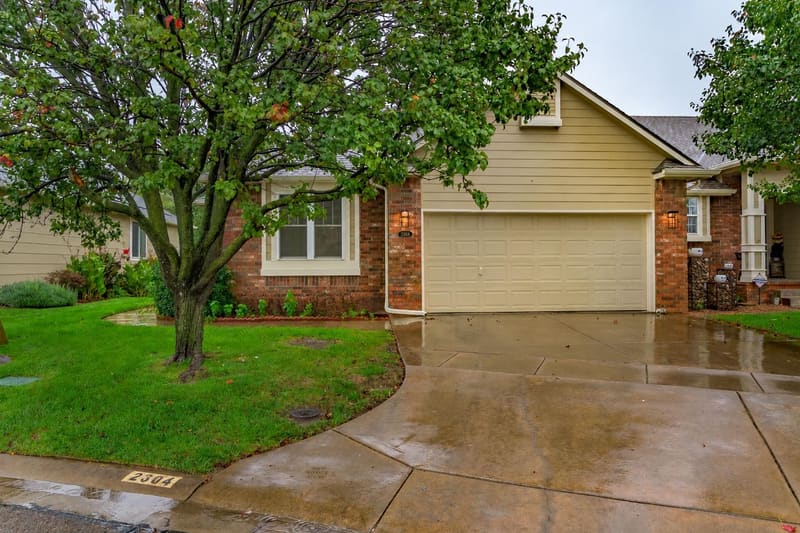 2304 N Lakeway Circle, Wichita